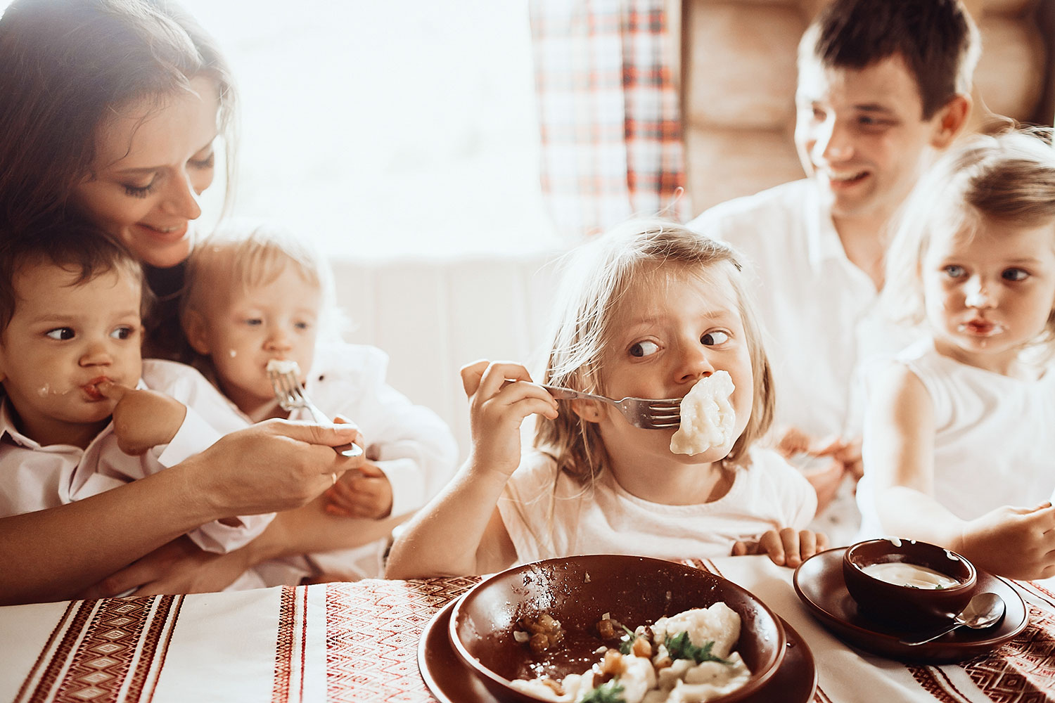 Travessas familiares preparadas em ambiente comunitário